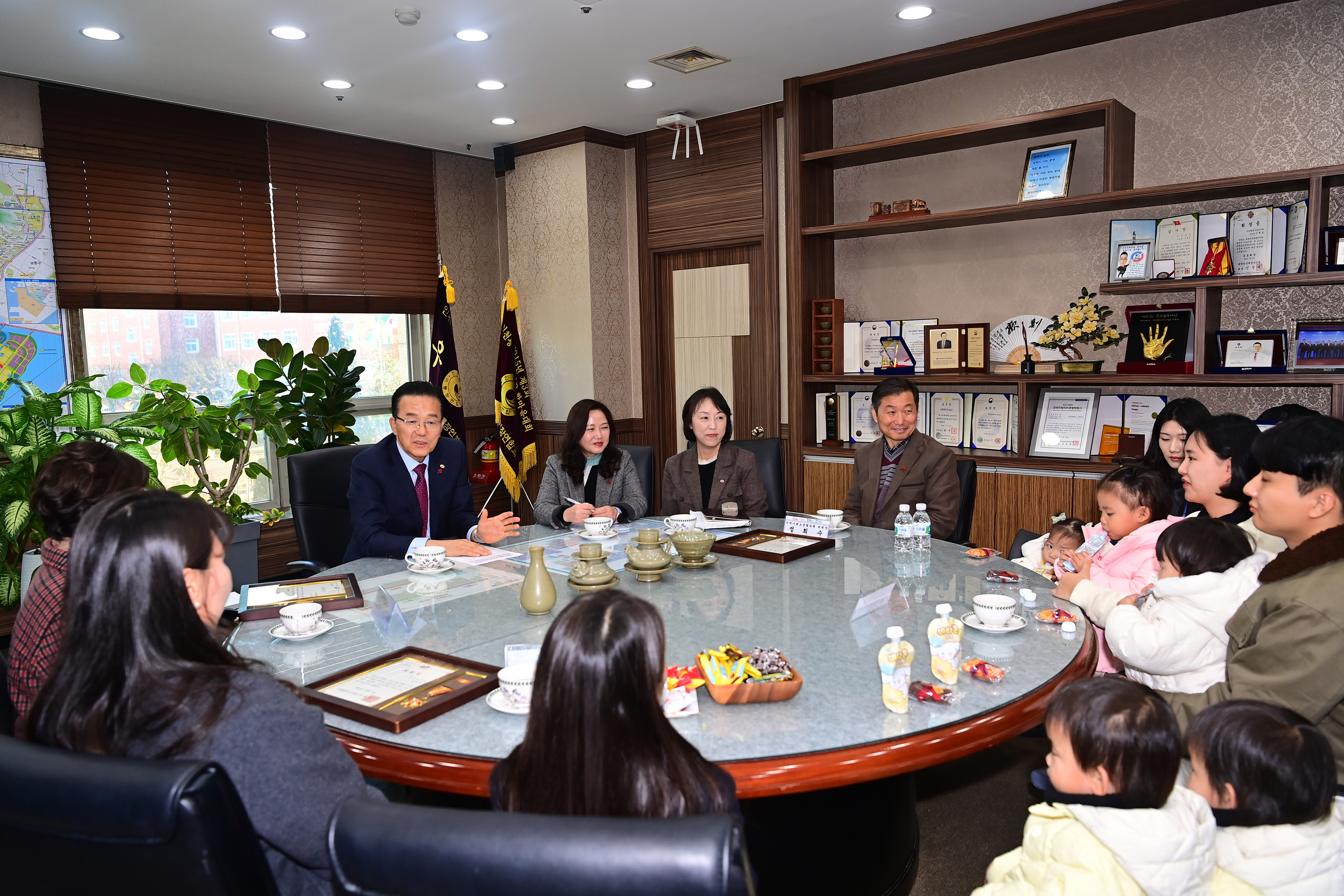 연수구는 지난 4일 출산 및 양육 친화적 사회 분위기 조성에 이바지한 다자녀 모범 2가정과 산후조리원 관리 유공자 1명, 단체 1곳에 ‘2024년 저출산 극복 유공자’ 표창장을 수여했다